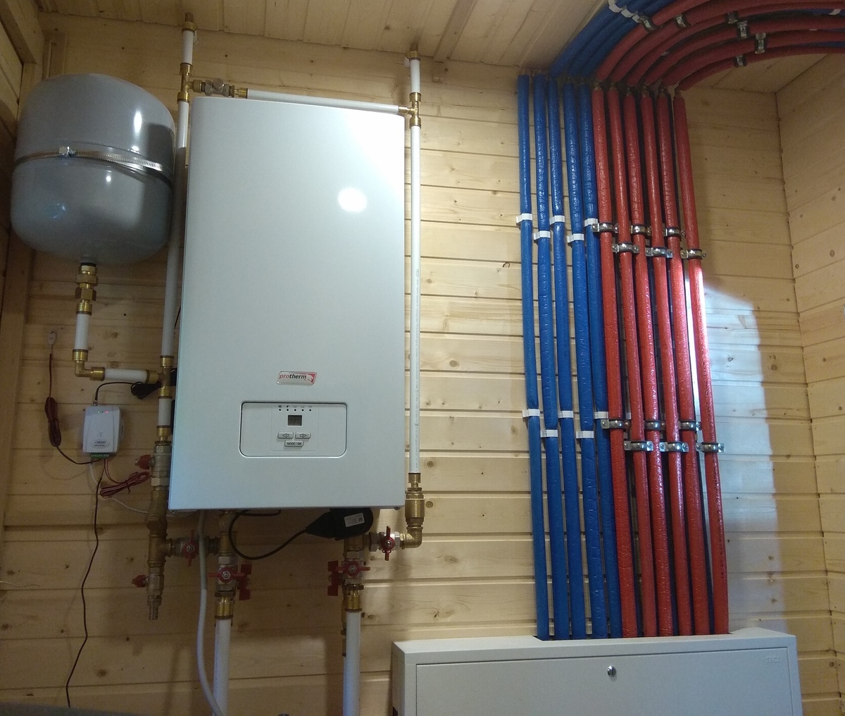 Монтаж системы отопления, водоснабжения и котельной в селе Федоровка. Котлом Protherm СКАТ управляет ZONT H-1. Бойлер косвенного нагрева Buderus, трубопроводы TECE, насосная станция DAB EASYBOX.